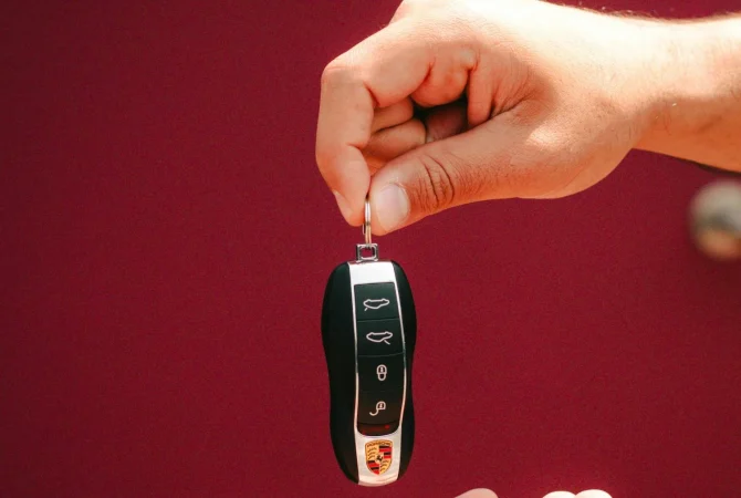 Así puedes reducir gastos al elegir entre renting, suscripción o comprar tu coche 48 Merca2.es Ventajas y desventajas del sistema renting para obtener un coche