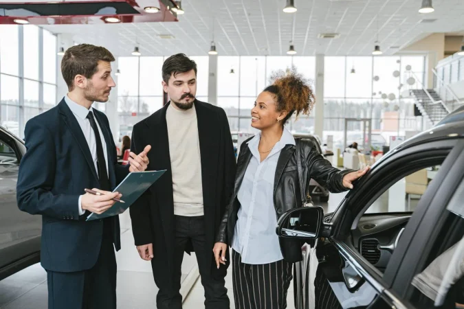 Así puedes reducir gastos al elegir entre renting, suscripción o comprar tu coche 50 Merca2.es Comprar un coche al contado: una modalidad que decae en España