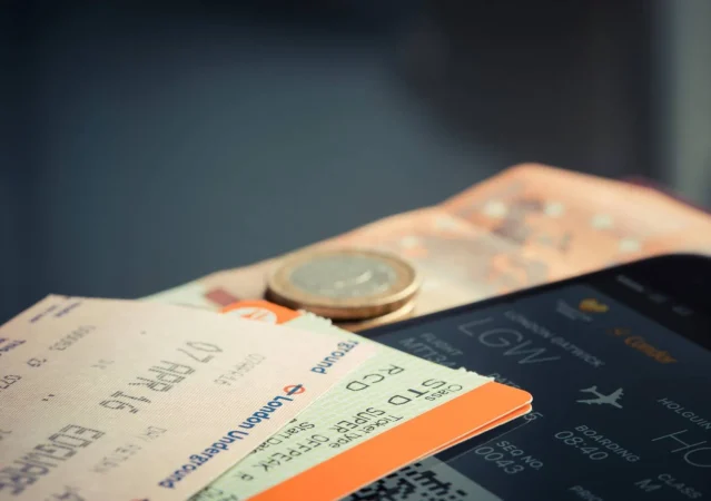 Vacaciones en España 2025: el mejor día para comprar boletos de avión 