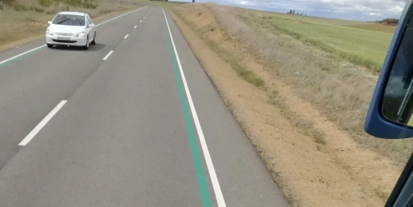 DGT: llegan las líneas rojas a las carreteras españolas y esto es lo que significan 54 Merca2.es que significa la li nea verde que la dgt ha puesto en las carreteras 5 1242x621 Merca2.es