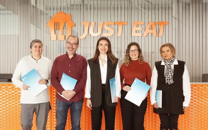 Los sindicatos y Just Eat firman un acuerdo laboral para los trabajadores de ‘delivery’