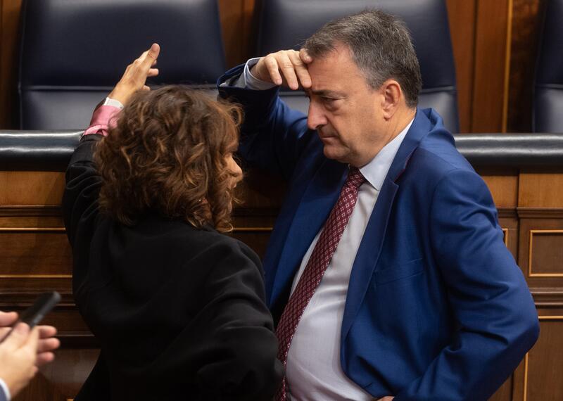 El Gobierno sigue sin apoyos para convalidar el gravamen energético, que podrá decaer el miércoles