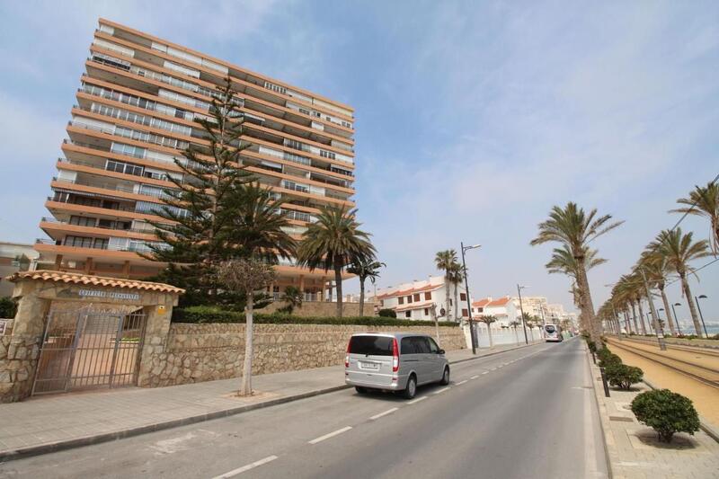 Los extranjeros compran un 30% más de vivienda que en 2019, casi el doble que los españoles, según CaixaBank
