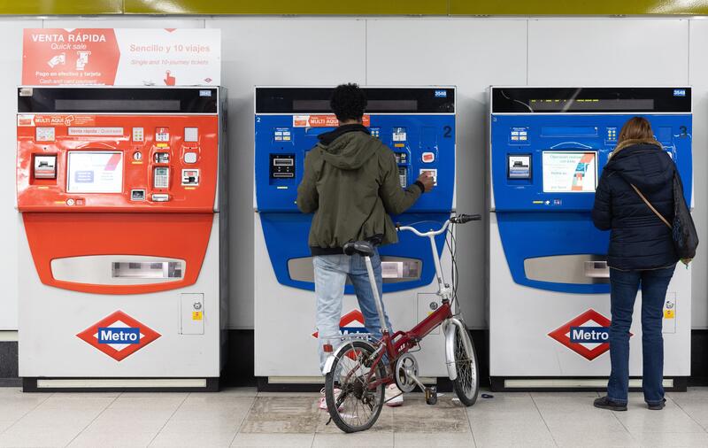 El transporte público incrementa su popularidad en un 3,5% frente al coche, impulsado por descuentos y 3.400 millones de inversión