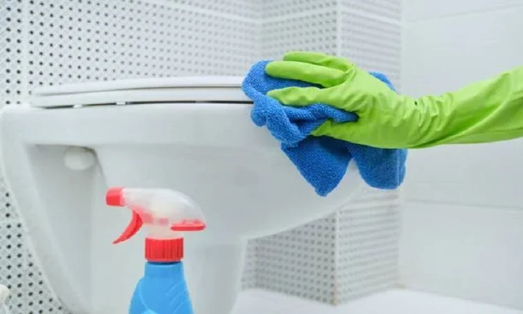 ¿Cuál es la causa de que olor a orina permanezca en el baño?