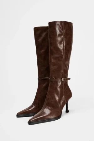 Renueva tu armario con el must-have de temporada: botas altas de Zara para un look chic y cómodo 47 Merca2.es BOTA TACÓN FINO