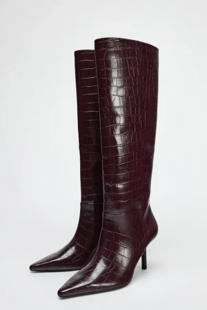 Renueva tu armario con el must-have de temporada: botas altas de Zara para un look chic y cómodo 48 Merca2.es BOTA TACÓN FINO RELIEVE