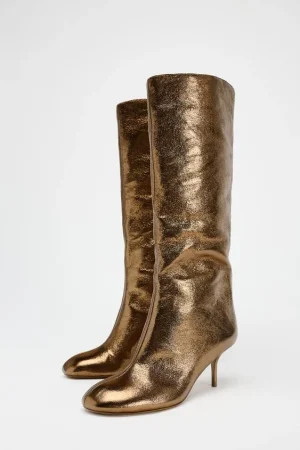 Renueva tu armario con el must-have de temporada: botas altas de Zara para un look chic y cómodo 49 Merca2.es BOTA TACÓN KITTEN METALIZADA