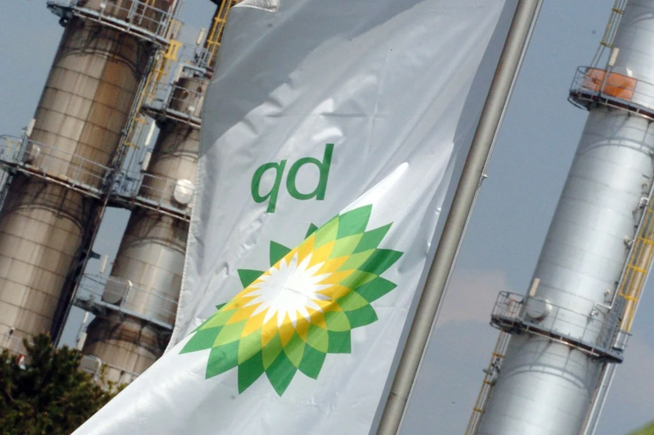 La fiscalidad y los menores márgenes de refino debilitan a una BP plagada de deuda