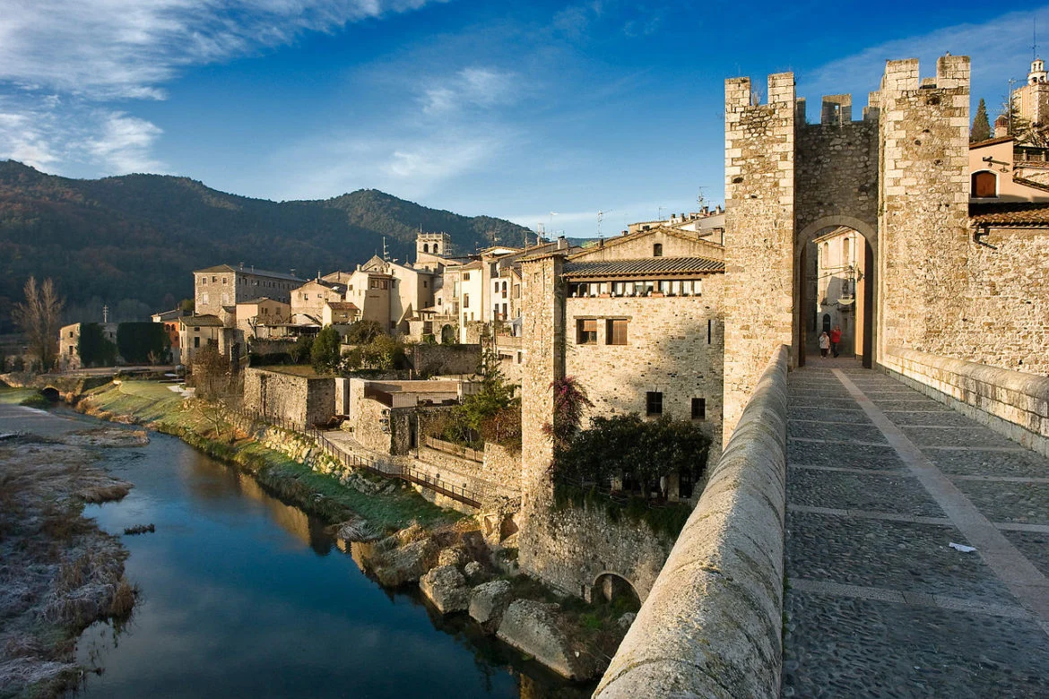 Besalú, el pueblo catalán famoso por su ambiente medieval