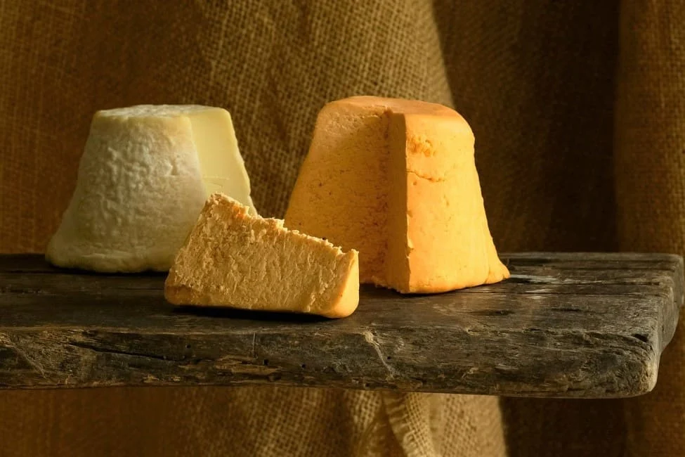 Bulnes, descubre dónde tomar el mejor queso de Cabrales en un entorno único