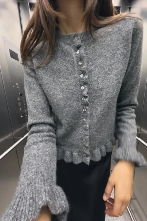 Chaqueta Punto Volantes: un toque de suavidad y estilo