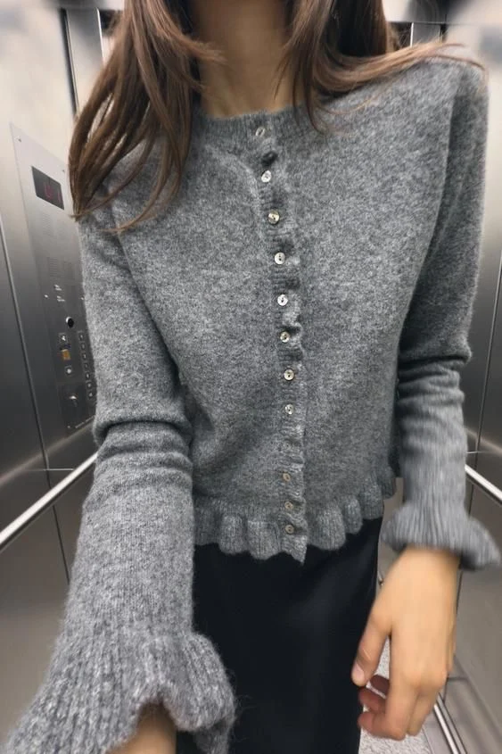 Chaqueta Punto Volantes: un toque de suavidad y estilo