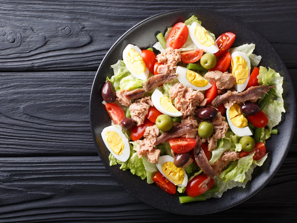 Descubre la ensalada mediterránea definitiva: ligera, fácil de preparar y llena de sabor  