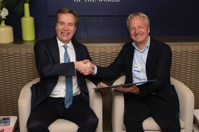 El CEO de Moeve, Maarten Wetselaar, ha firmado la adhesión durante la primera jornada de Davos junto con Børge Brende, presidente y CEO del Foro Económico Mundial.jpg