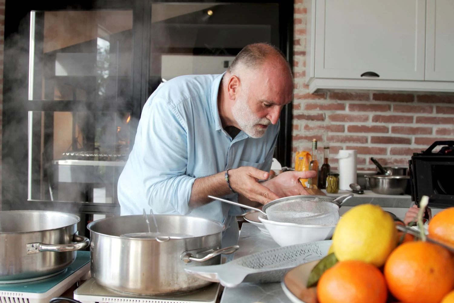 El chef José Andrés nos enseña a hacer el mejor sofrito, la base de la cocina española