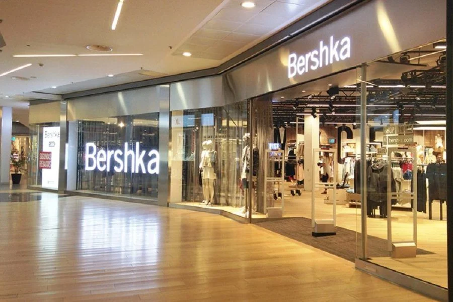 Bershka presenta la cazadora efecto piel oversize que será la estrella de tu look casual en primavera