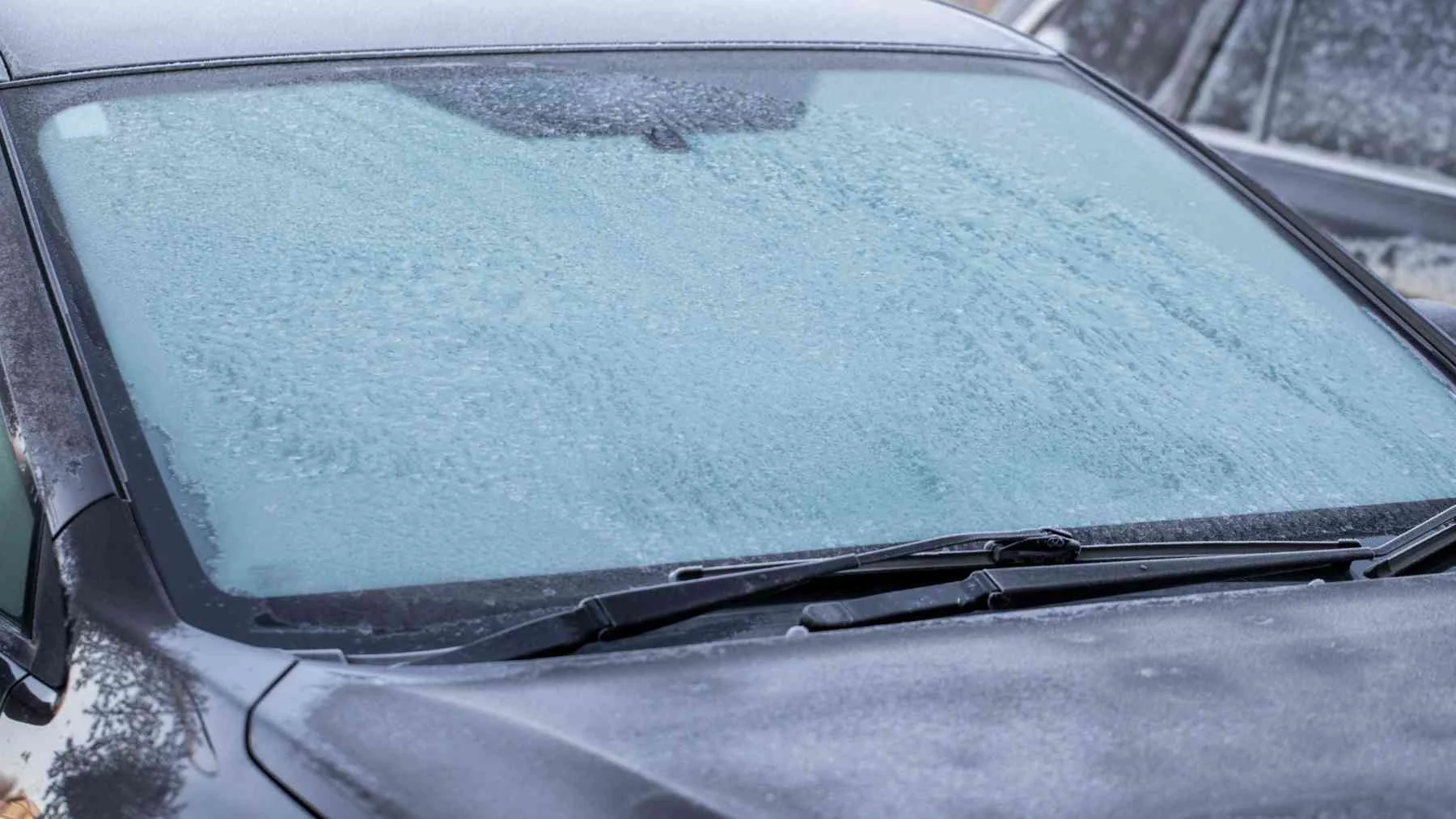 El truco de Carrefour para decir adiós al hielo en el parabrisas cuesta solo 5 euros