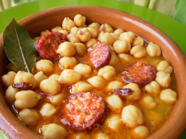 Enfréntate al frío con este plato de cuchara muy sencillo de hacer: Garbanzos con chorizo 90 Merca2.es ¿Por qué incluir este plato en tu dieta?