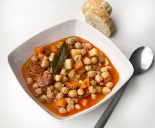 Enfréntate al frío con este plato de cuchara muy sencillo de hacer: Garbanzos con chorizo 91 Merca2.es Variantes populares de esta receta