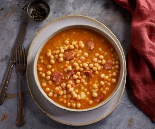 Enfréntate al frío con este plato de cuchara muy sencillo de hacer: Garbanzos con chorizo 92 Merca2.es Consejos de presentación