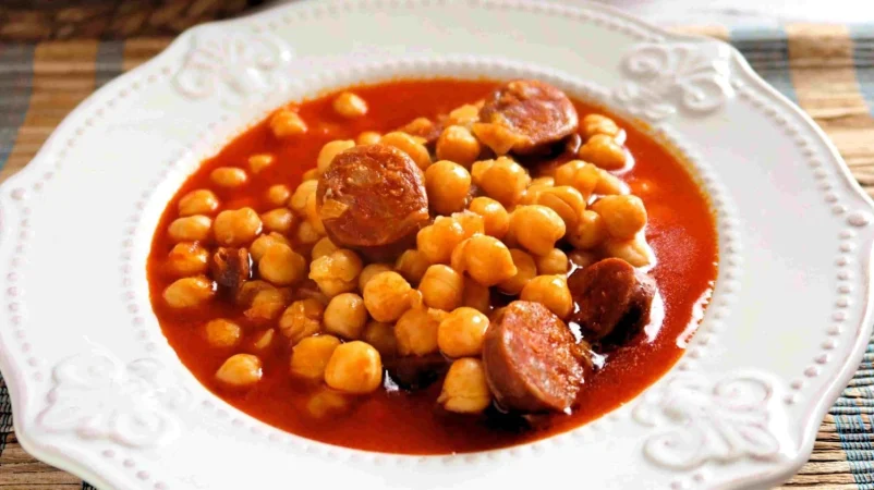 Enfréntate al frío con este plato de cuchara muy sencillo de hacer: Garbanzos con chorizo 80 Merca2.es ¿Por qué esta receta te va a deleitar?