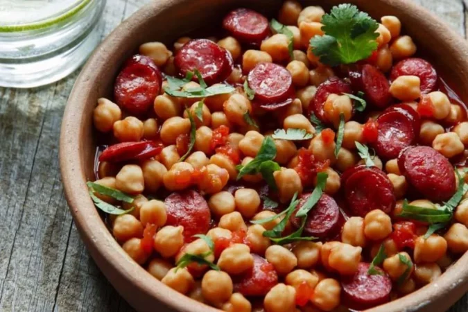 Enfréntate al frío con este plato de cuchara muy sencillo de hacer: Garbanzos con chorizo 87 Merca2.es 6. Cocina todo a fuego lento