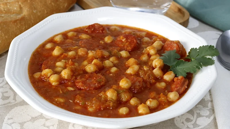 Enfréntate al frío con este plato de cuchara muy sencillo de hacer: Garbanzos con chorizo 89 Merca2.es Enfrentate al frio con este plato de cuchara muy sencillo de hacer Garbanzos con chorizo 4 Merca2.es