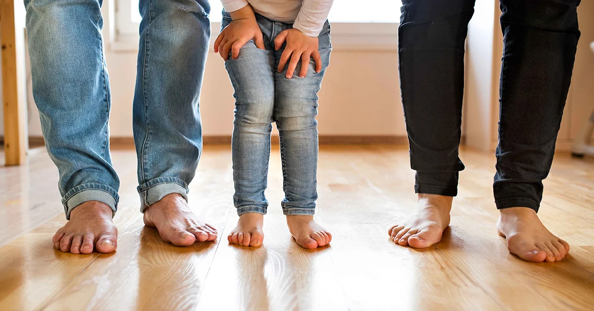 ¿Es bueno andar descalzo por casa?