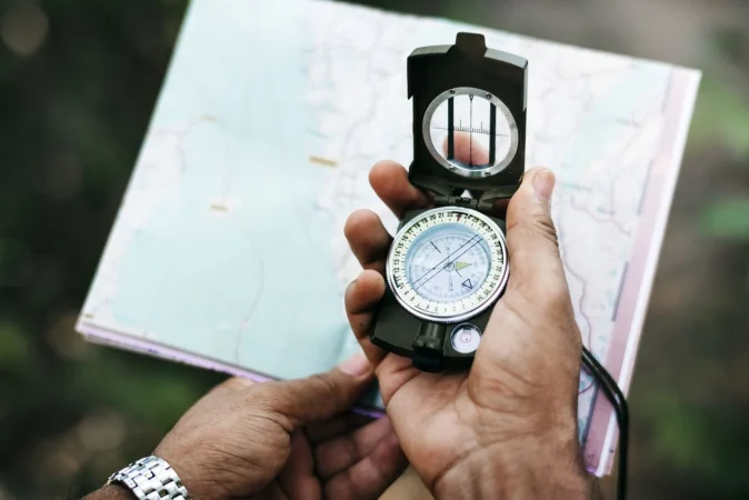 Este es el motivo por el que las brújulas siempre indican el norte 96 Merca2.es ¿Cuándo es más apropiado optar por las brújulas en vez de un GPS?