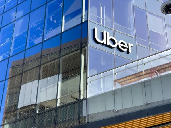 Conductores de Uber en Sevilla pierden su empleo por no poder pagar el parking del aeropuerto 1 Merca2.es Oficinas de Uber. Fuente: Agencias