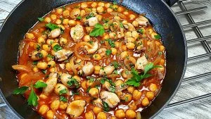 Garbanzos con calamares, una forma distinta de tomar legumbres
