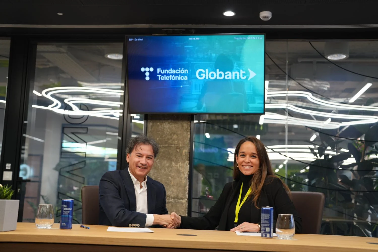 Telefónica y Globant repartirán becas entre 2.300 estudiantes para paliar la brecha de talento digital en España