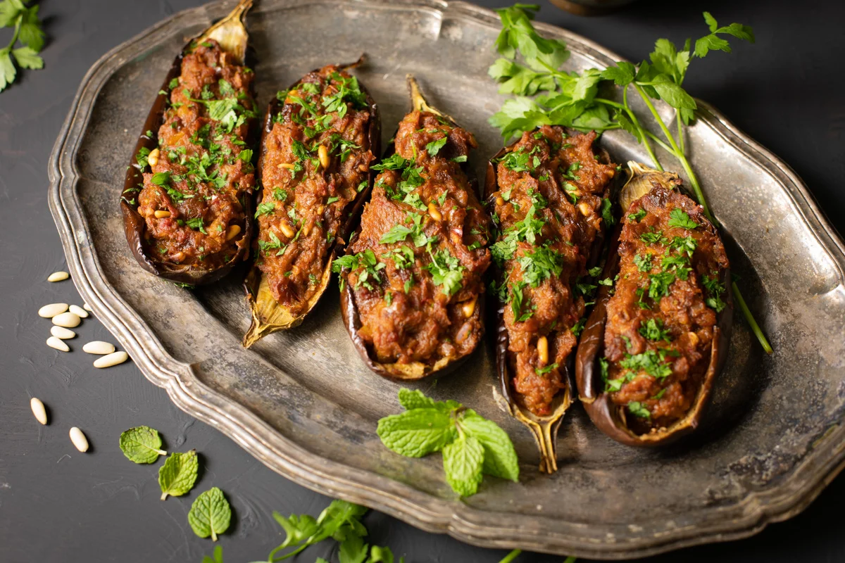 Deléitate con las irresistibles berenjenas rellenas de verduras al estilo turco: ¡fácil y saludable! 