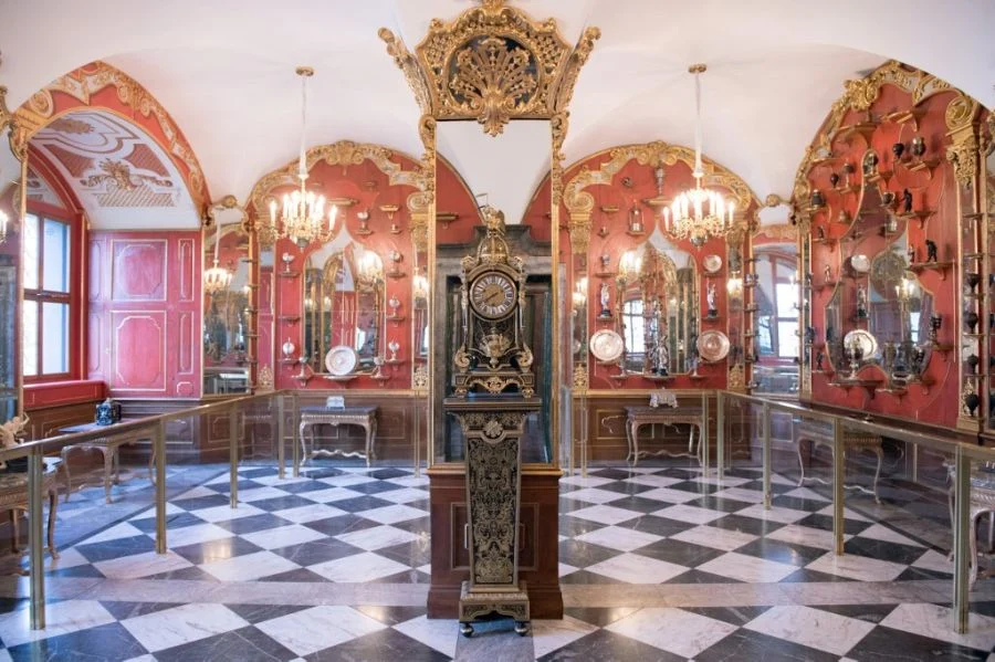 La asombrosa colección de muebles franceses olvidada en un castillo alemán desde la Segunda Guerra Mundial: ¡ahora al alcance del público!