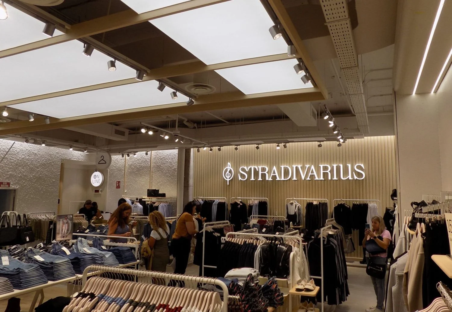 Stradivarius conquista a las influencers con su bolso shopper soft pinza, el accesorio imprescindible de la temporada