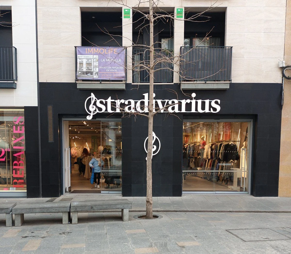Stradivarius agota el pantalón cargo más favorecedor que combina con zapatillas y tacones