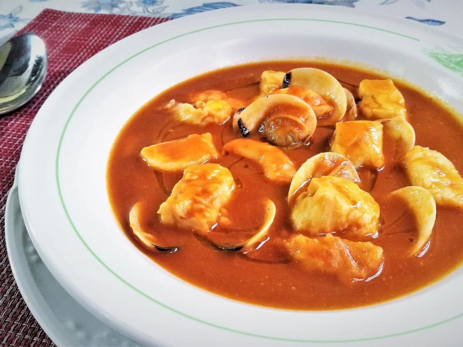 La mejor sopa del invierno es esta de pescado con salsa rouille y croutons crujientes