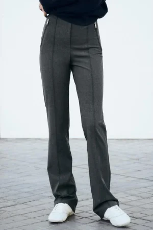 Leggings con bolsillos y cremalleras de Zara: elegancia y comodidad en una prenda única