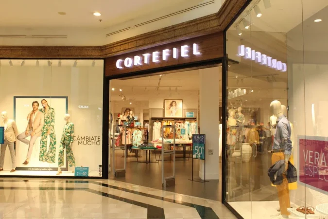 Los pantalones de Cortefiel que estilizan y son tendencia esta temporada