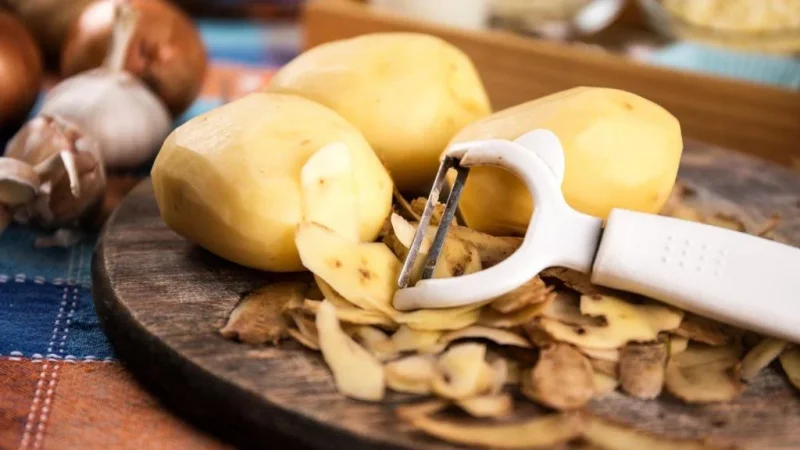 ¿Cuál es la razón por la que debes la piel de las patatas?