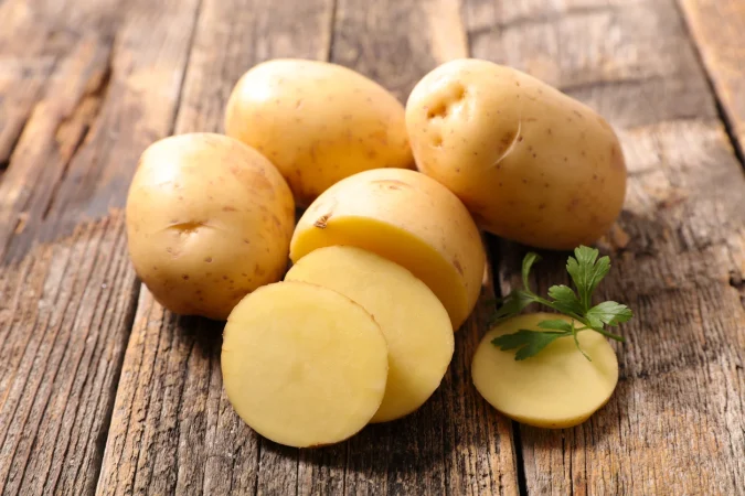 Limpieza ecológica usando la piel de las patatas