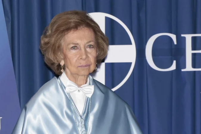 La reina Sofía e Infanta Cristina en el fondo