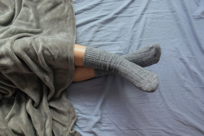 ¿Es cierto que ponerse los calcetines para dormir tiene beneficios para el descanso del organismo?