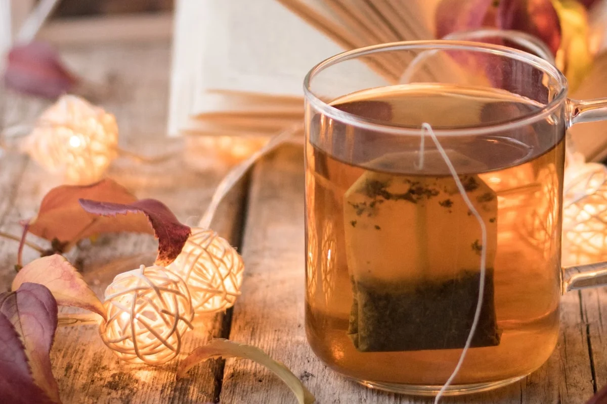 ¡Alerta! Tomar té e infusiones podría dañar al planeta: las bolsitas están llenas de microplásticos 