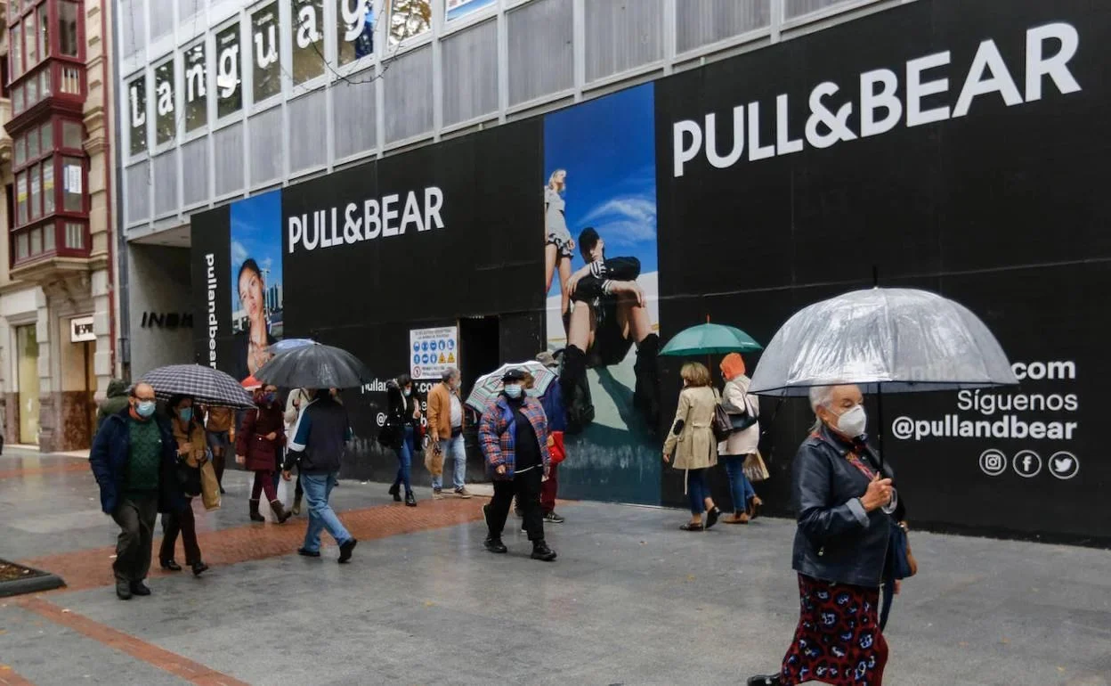 Pull&Bear ofrece sudaderas oversize perfectas para un look casual y cómodo