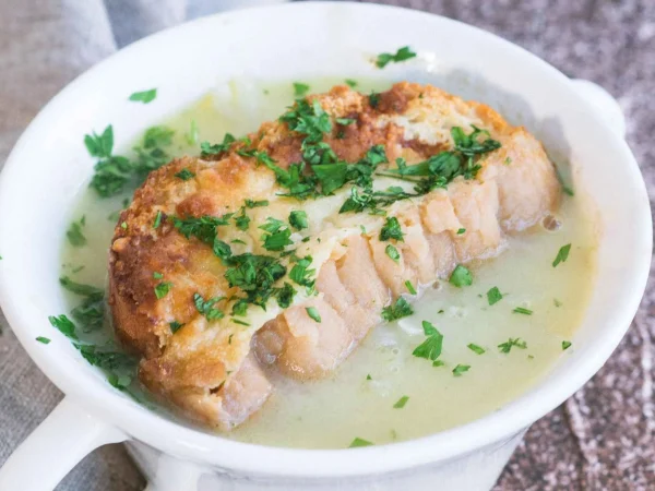 Vayamos con la preparación de la sopa de cebolla con huevo y jamón, desde la cocina hasta presentarla en la mesa