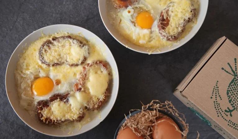 2. Hay que tostar el pan que es lo que le da el toque crujiente a la sopa de cebolla con huevo y jamón