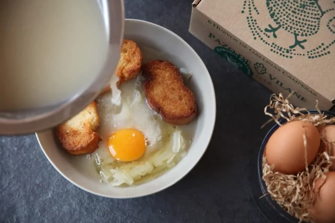 3. Manera de montar esta sopa de cebolla con huevo y jamón
