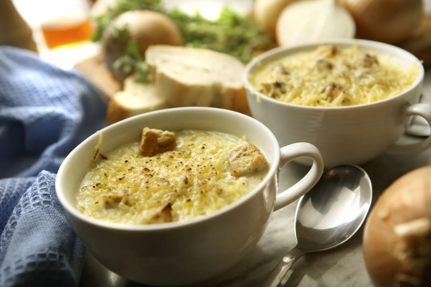 Reconfortante sopa de cebolla con huevo y jamón 